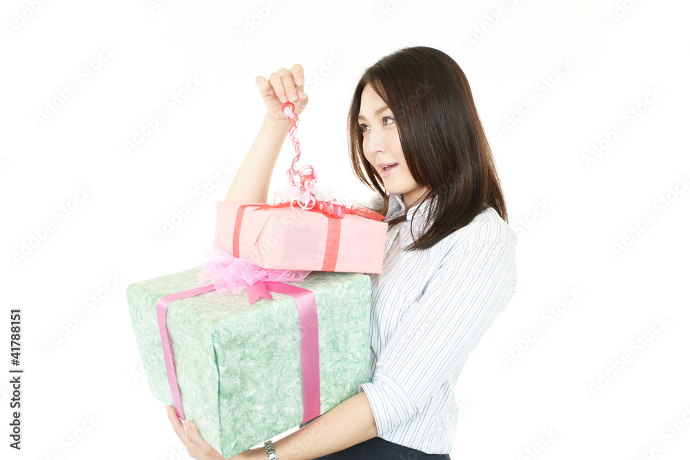 プレゼントを持ち喜ぶオフィスレディー