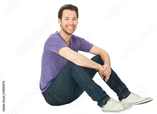 Junger Mann sitzt