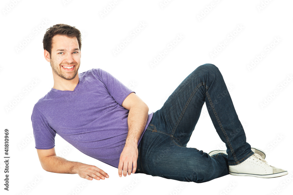 junger mann sitzt junger mann sitzt