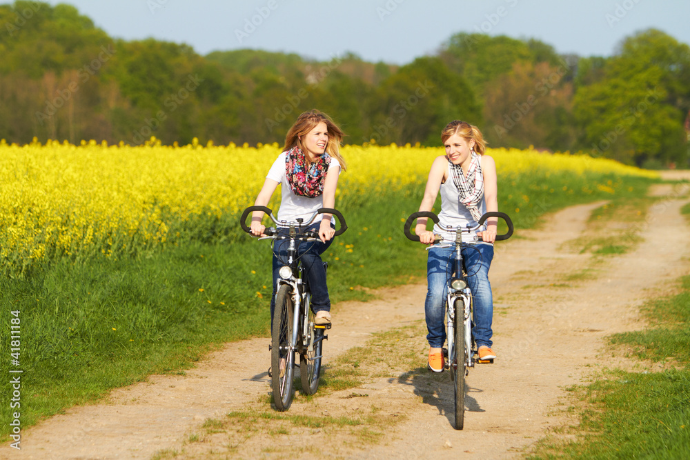 Fototapeta premium Freundinnen machen Radtour