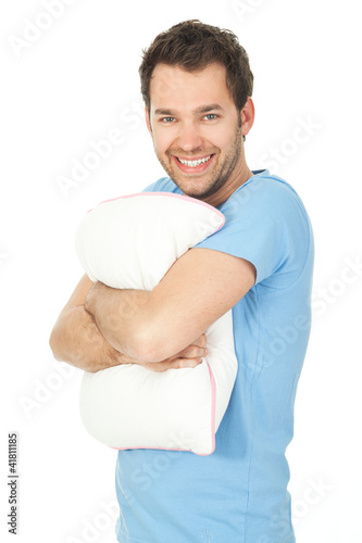 junger mann mit einem Kissen