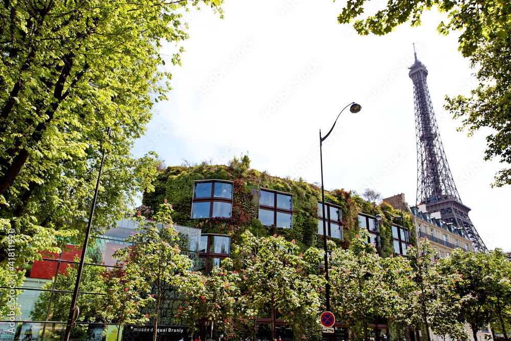 Naklejka premium Tour Eiffel et façade de verdure.
