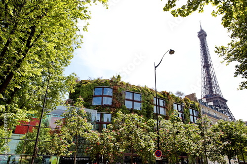 Tour Eiffel et façade de verdure.