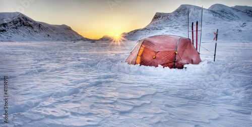 Zelt und Sonnenaufgang auf Winter - Trekkingtour