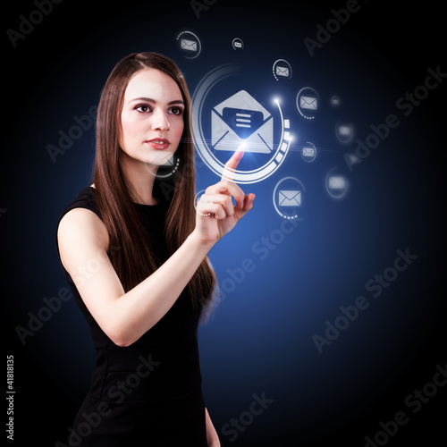 junge Frau drückt auf Mail-Button
