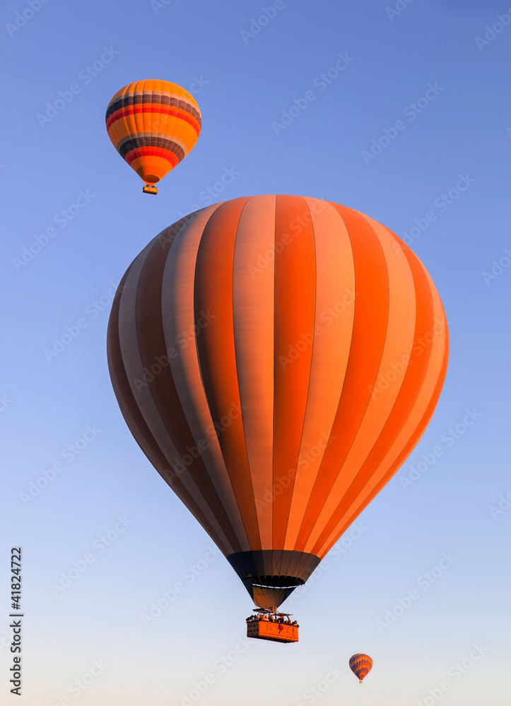Fototapeta premium Balloons in the sky at sunrise