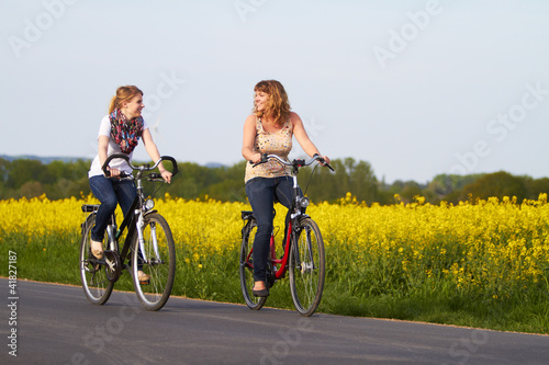 Freundinnen machen Radtour