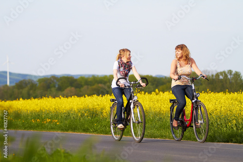 Freundinnen machen Radtour