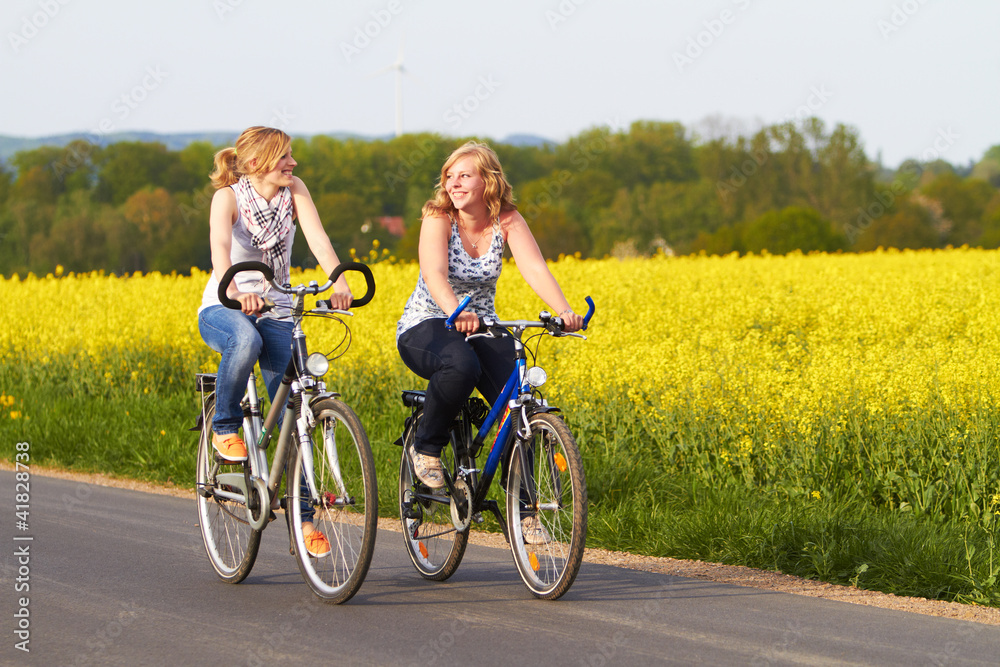 Fototapeta premium Freundinnen machen Radtour