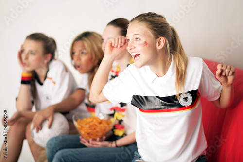 Fussball Fans Zuhause am TV