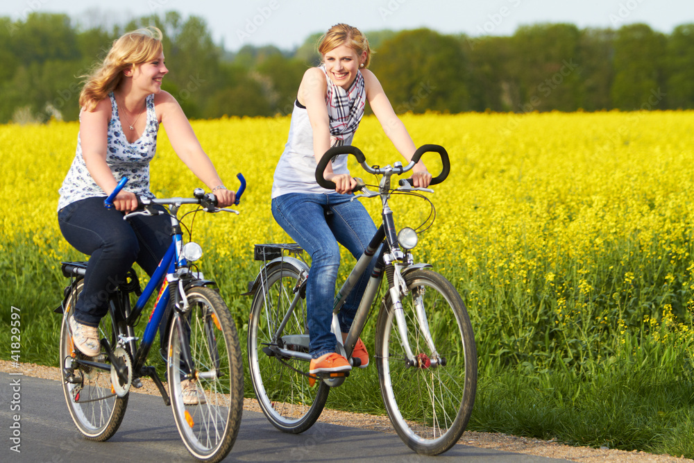 Fototapeta premium Freundinnen machen Radtour