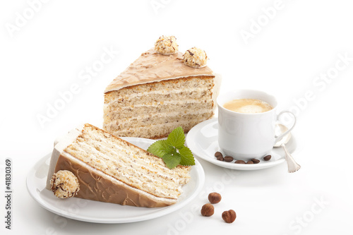 Nusskuchen mit einer Tasse Kaffe auf weißem Hintergrund