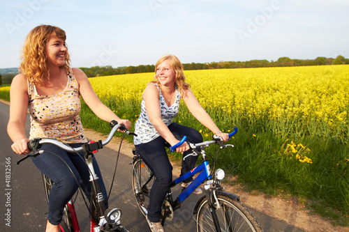 Freundinnen machen Radtour