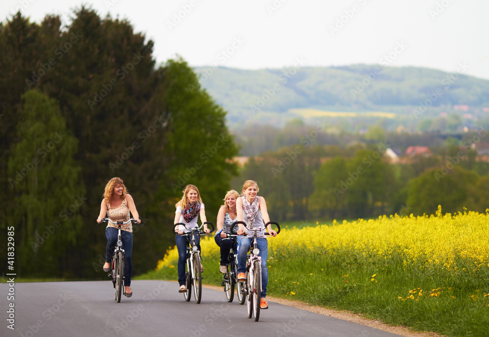 Obraz premium Freundinnen machen Radtour