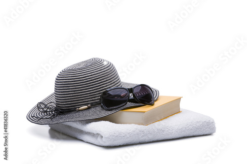 Buch mit Sonnenbrille und Sonnenhut