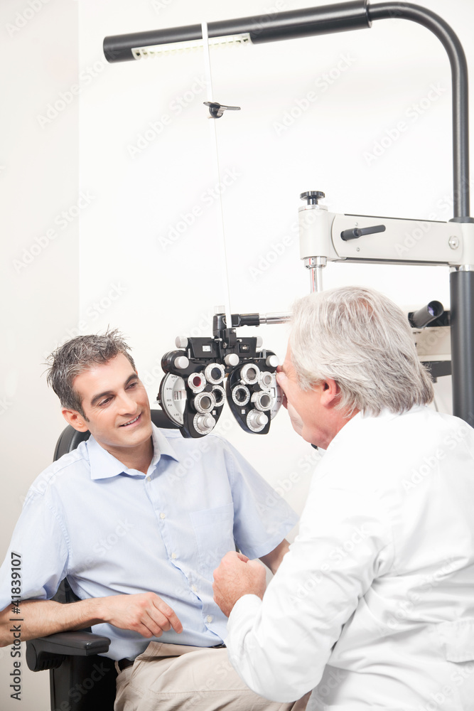 Obraz premium Optometrist doing Sight Testing