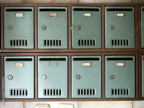 Briefkästen aus Stahlblech mit Briefkastenschlitz im Hausflur eines Mietshaus im Stadtteil Erenköy in Sahrayicedit in Istanbul am Bosporus in der Türkei photo