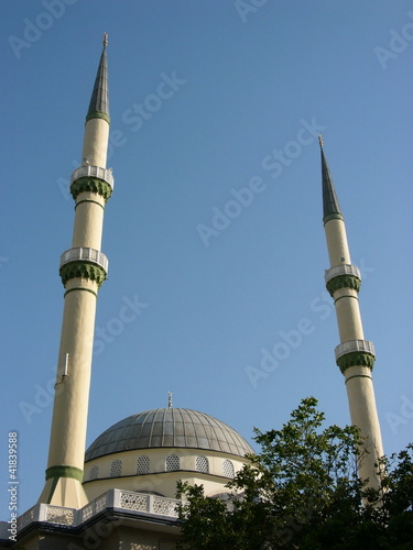 Moschee mit zwei Minaretten vor strahlend blauem Himmel im Sommer im Stadtteil Erenköy in Sahrayicedit in Istanbul am Bosporus in der Türkei photo