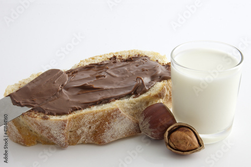 Pain , chocolat et verre de lait