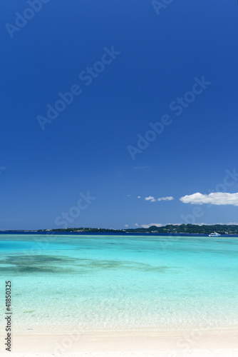Fototapeta Naklejka Na Ścianę i Meble -  綺麗なサンゴの海と紺碧の空