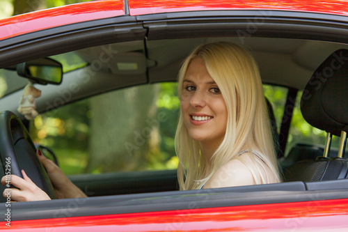 Das junge Mädchen mit dem roten Auto © Lorenz Timm