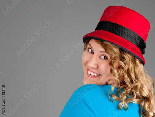 Foto smiling fat woman on gray background
