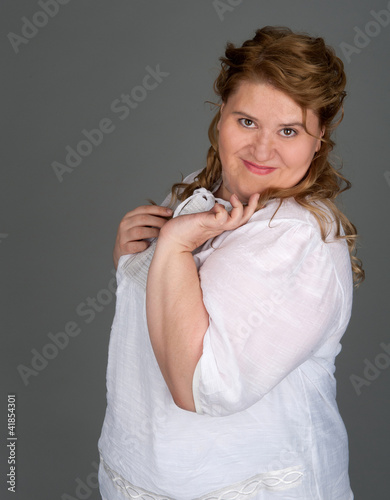 Fotografia cheerful fat woman on gray background