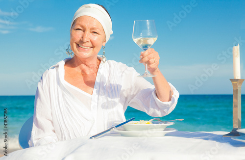 frau am strand photo