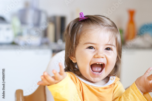 Foto bambina allegra
