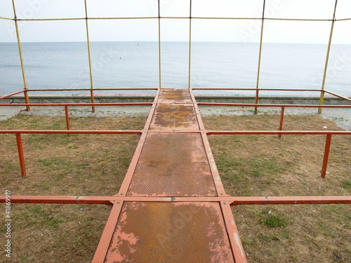 Rostiges Gestell aus Eisen einer ehemaligen Hüpfburg am Ufer des Marmarameer im Sommer in Armutlu in der Provinz Yalova in der Türkei photo