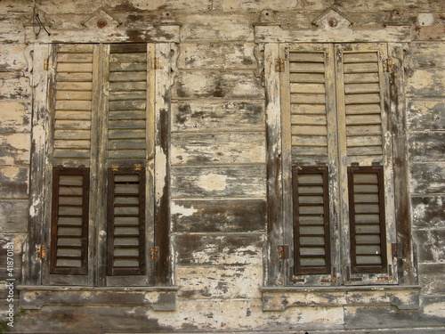 Alte Fensterläden mit Lamellen einer verfallenen Villa aus osmanischer Zeit im Sommer auf den Prinzeninseln bei Istanbul am Bosporus in der Türkei photo