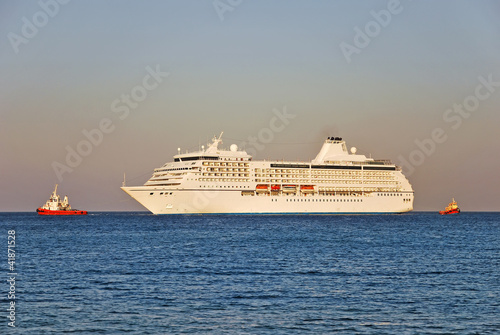 Fototapeta Naklejka Na Ścianę i Meble -  Cruise ship and two tugboats