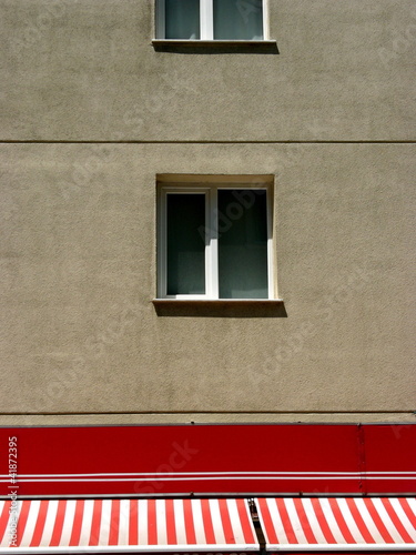 Rot und weiß gestreifte Markise an einem Geschäft mit schlichter Fassade in Naturfarben bei Sonnenschein im Stadtteil Erenköy in Sahrayicedit in Istanbul am Bosporus in der Türkei photo