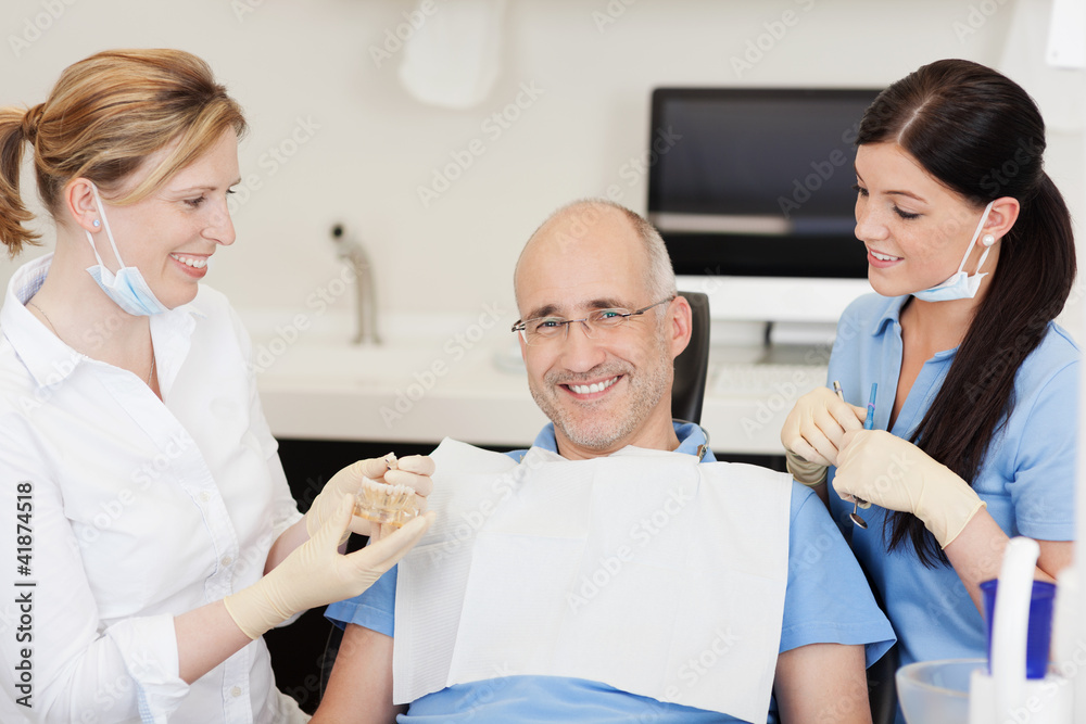 Obraz premium zufriedener patient beim zahnarzt