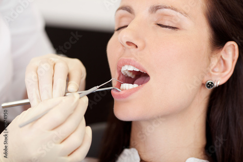 frau wird beim zahnarzt behandelt