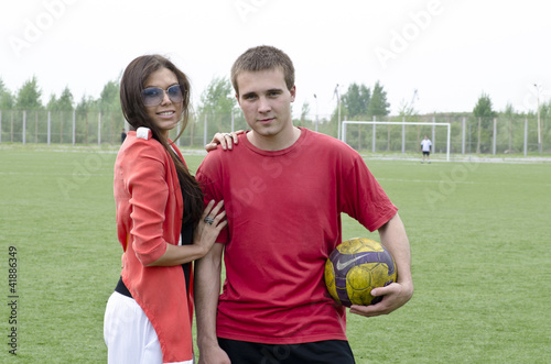 Юноша футболист и его девушка.