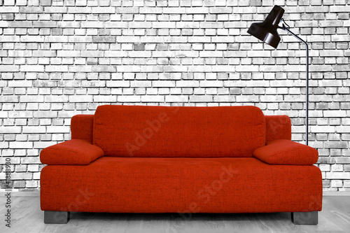 Rote Couch vor Backstein