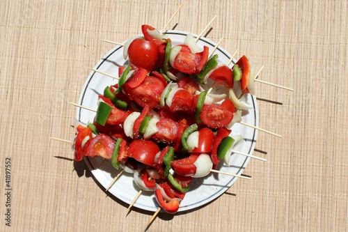 Plat de brochettes de légumes frais photo