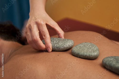 hot massage in un centro benessere