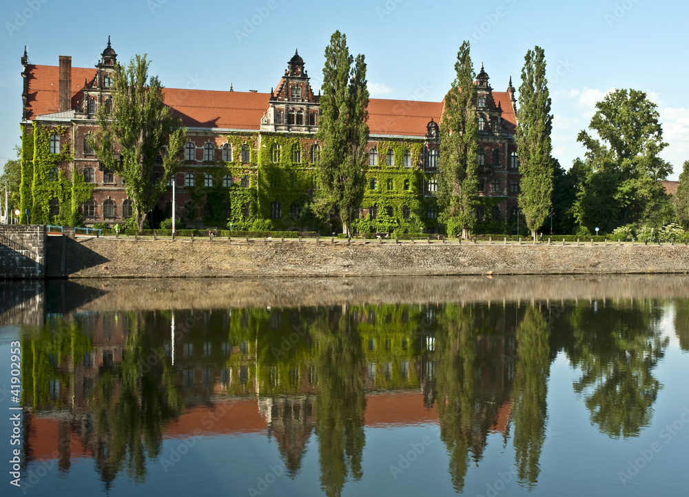 Obraz premium Zabytkowy budynek nad rzeką Odrą