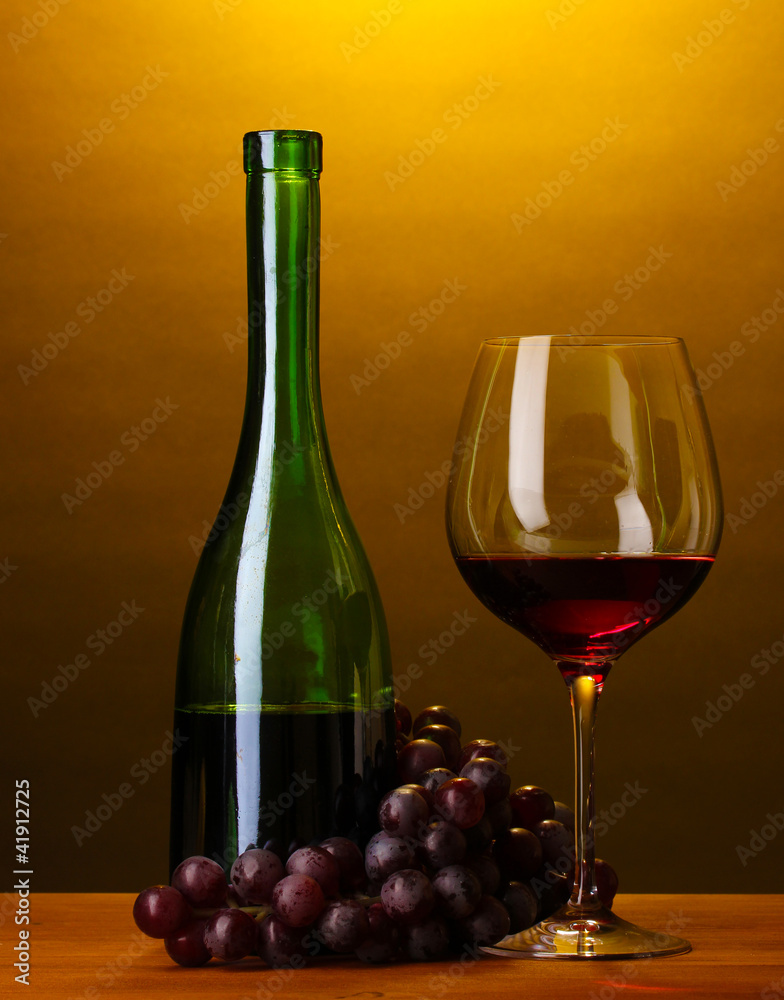 Obraz premium Composition of wine bottle and wineglass