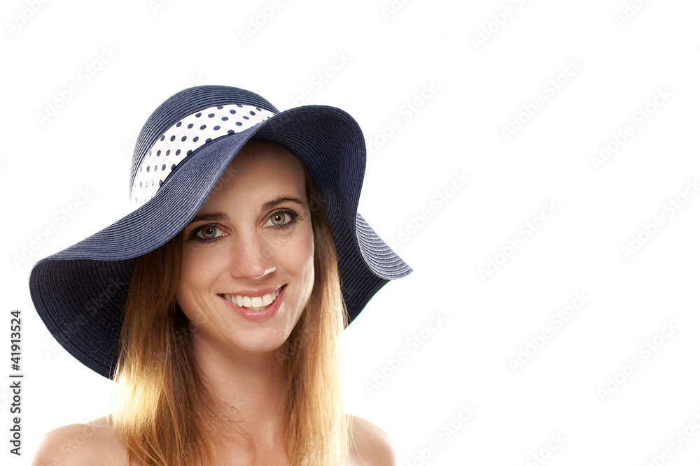 portrait einer frau mit sommer hut vor weißem hintergrund portrait einer frau mit sommer hut vor weißem hintergrund