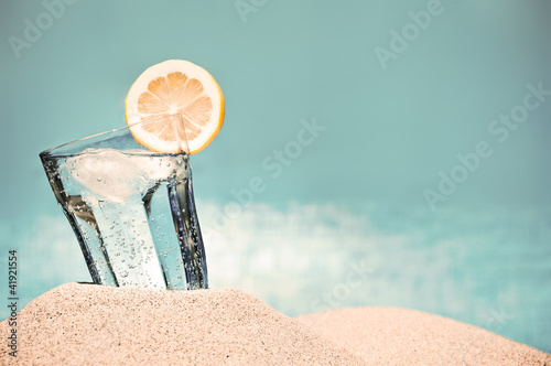 Fototapeta samoprzylepna Zimny napój na plaży w gorący letni dzień