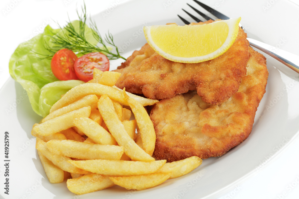 Schweineschnitzel Wiener Art mit Pommes frites Schweineschnitzel Wiener Art mit Pommes frites