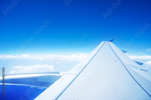 airplane wing viewing © ZoomTeam
