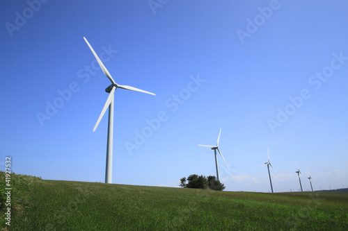 風力発電と青空