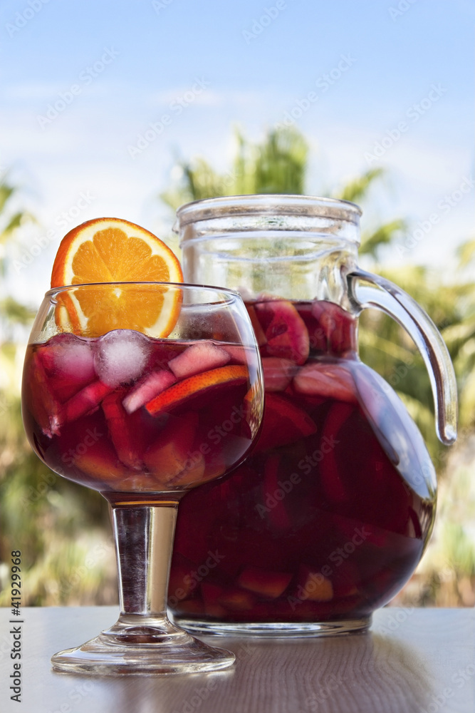 Fotografia do Stock: Sangría, jarra y copa, bebida del verano. | Adobe Stock