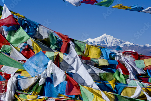 prayer flags by mt everest, tibet © eranyardeni