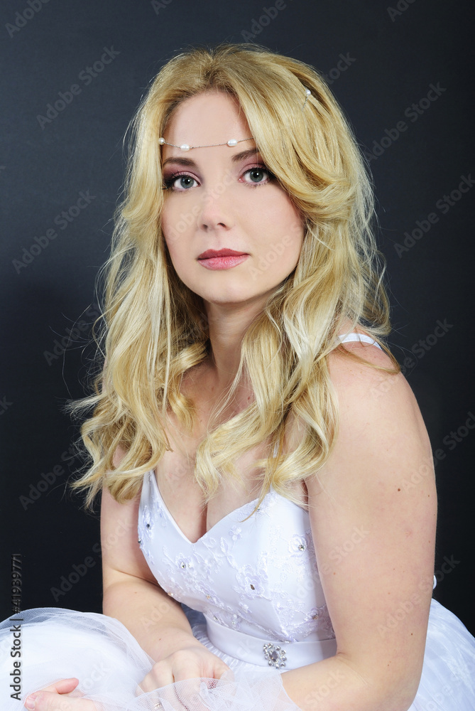 Naklejka premium beautiful girl in white gown