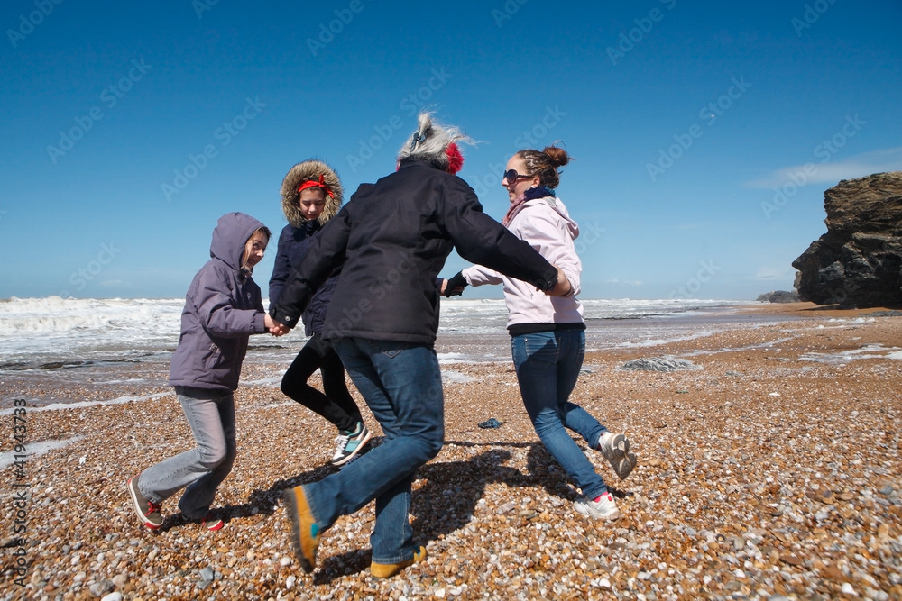 Famille jouant sur la plage